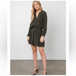 Rails Jasmine Long Sleeve
Snake Print Mini  Dress Olive Pebble Size Medium.